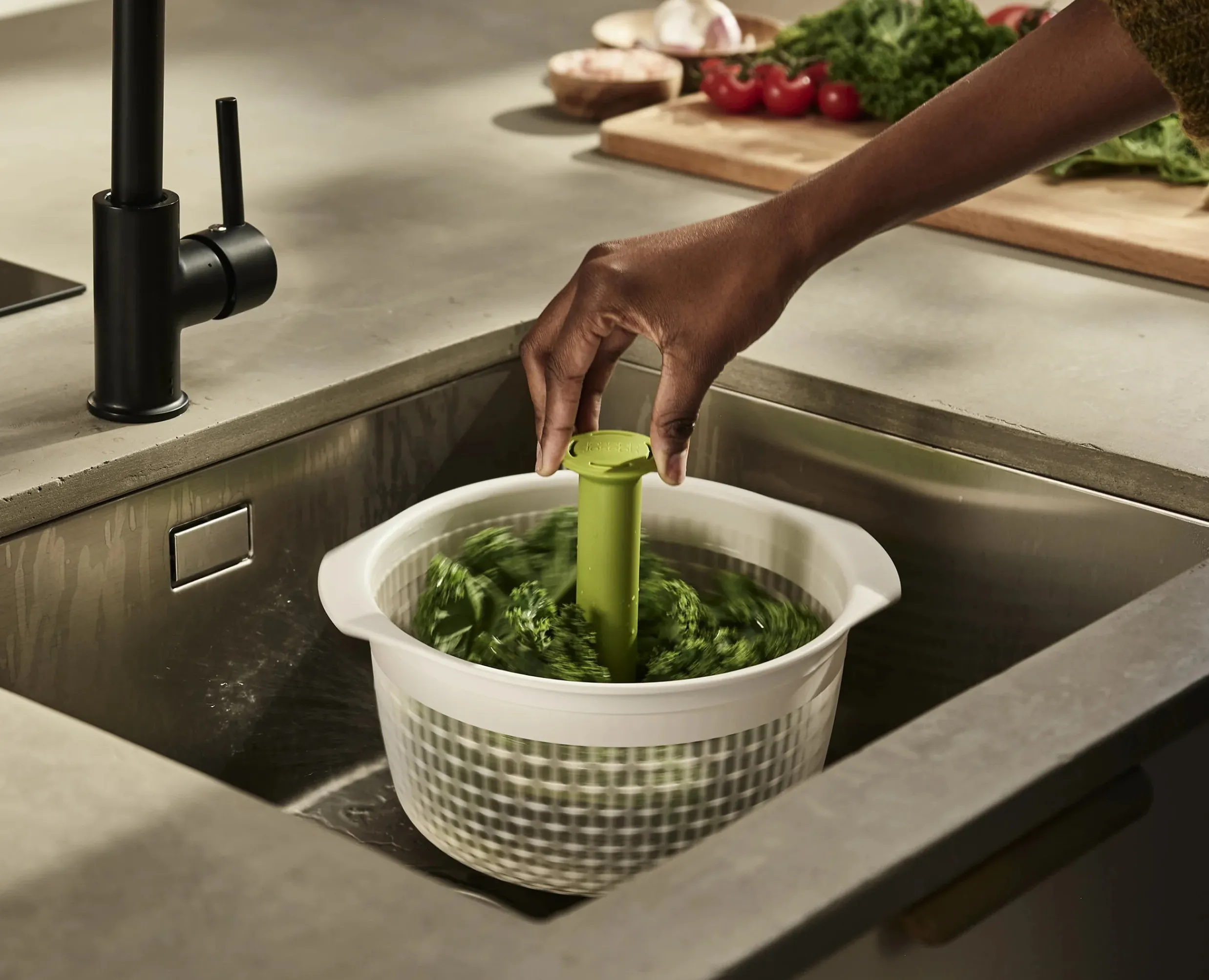 Hot Essoreuse à Salade et Passoire 2-en-1 en Spindola™ Passoires Et Essoreuses